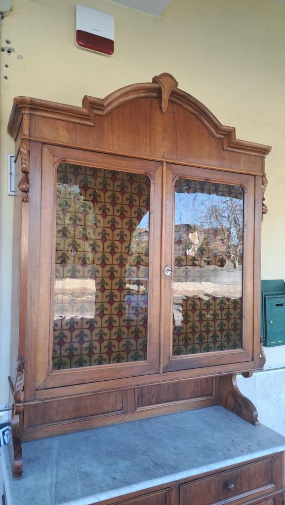 Vetrina italiana in noce