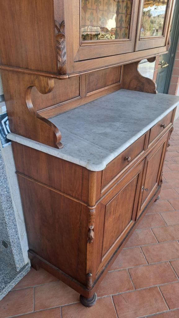 Vetrina italiana in noce