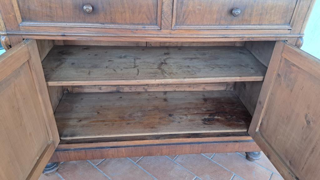 Vetrina italiana in noce