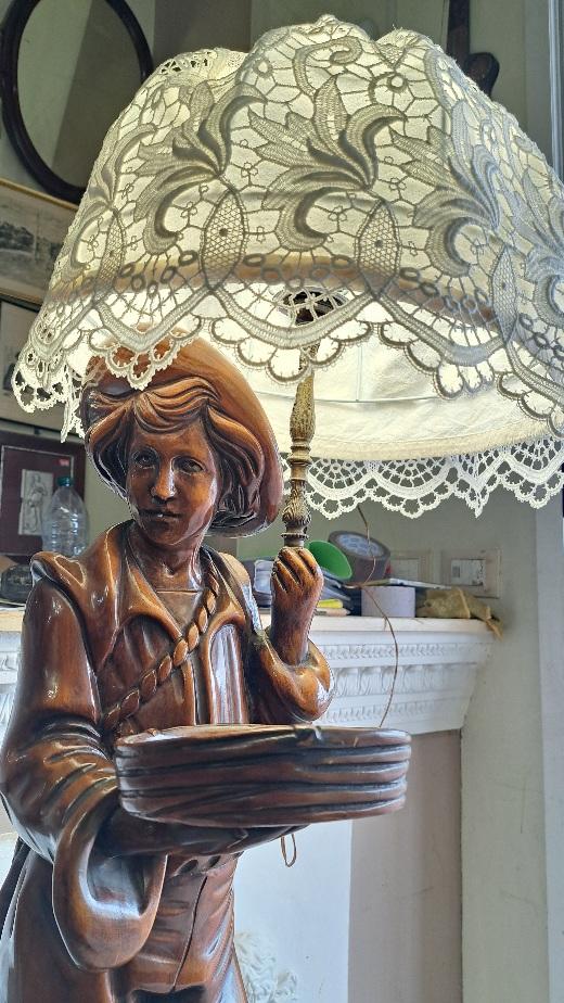 Lampada piantana in legno