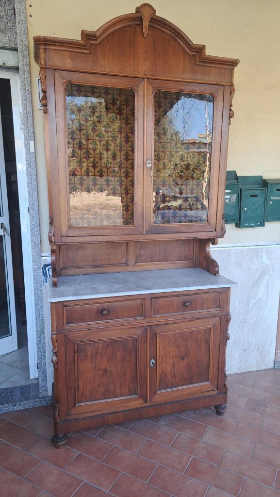 Vetrina italiana in noce