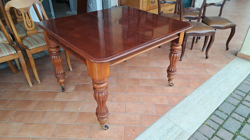 Tavolo inglese Vittoriano